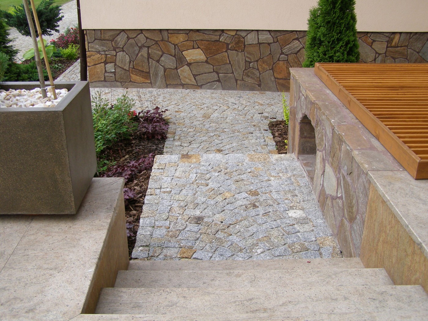 schody wykonane z granitu madura